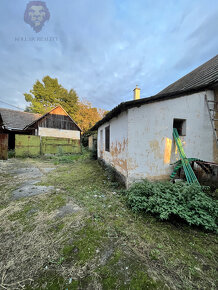 Na predaj starší rodinný dom s veľkým pozemkom v obci Ostrov - 2