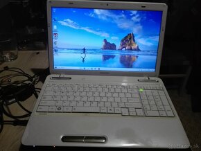 Toshiba i3 4 x 2,1. 15,6" LED. SSD 128 GB.64 GB. - 2