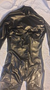 Latexovy celotelovy catsuit cierny s tvarovanim na prsia - 2