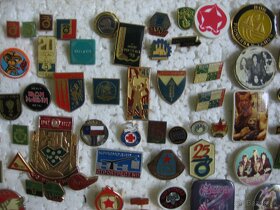 Ponuka: zbierka starých rôznych odznakov 2 (pozri fotky): - 2