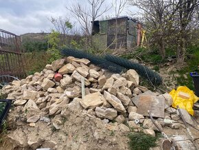 Okrasné kamene , skalka gabion plot - 2