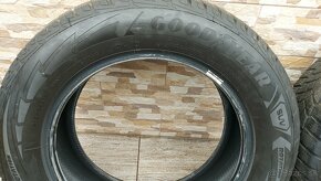 Predám 2xzimné pneumatiky 215/65 r17 Goodyear - 2