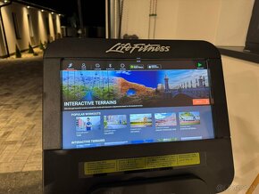 Predám Life Fitness profi stroj na cvičenie málo používaný. - 2