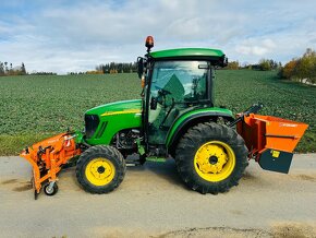 Komunální traktor JOHN DEERE 4720. - 2