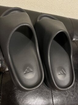 Yeezy slide 43 9US - 2