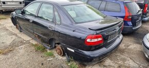 Lacno rozpredám Volvo S40 na náhradné diely - 2