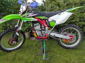 Predám Kawasaki kxf 250 (full akrapovič) stojan a oblečenie - 2