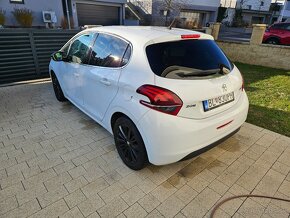 Peugeot 208 ALLURE 1.2 PureTech 110k  Automat - 2