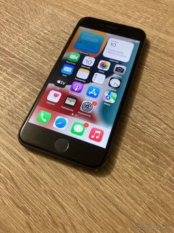 iPhone 8 / 64GB mala puklina na zadnej strane - 2