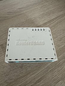 MikroTik RouterBOARD 750 - 2