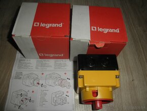 3 fázové vypínače Legrand 3P+N  s uzamykaním - 2