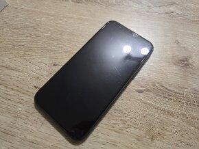 Iphone 11 64gb plnefunkcny ma len skrabance na displeji ale - 2