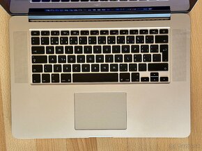 ZÁRUKA-MacBook Pro 15", i7 2,4 GHz/8GB/256GB, NOVÁ BATÉRIA - 2