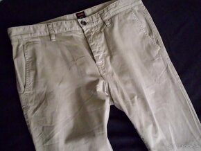 Hugo Boss pánske chino nohavice 34/34  M - 2