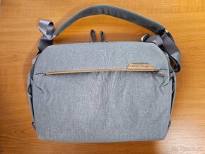 Peak Design THE EVERYDAY SLING 10L v2 - Sling brašna šedá - 2