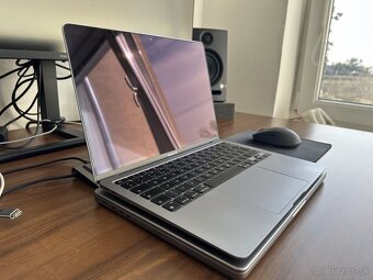 MacBook Air M1 (2020) – v top stave - 2