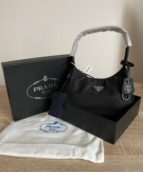 Prada Re-edition 2000 kabelka s krabicou - 2