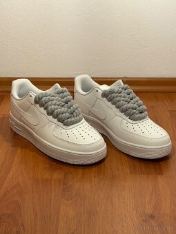 Nike Air Force 1 - Biele s šedými šnúrkami - 2