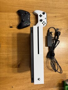 XBOX ONE S s dvoma ovládačmi - 2