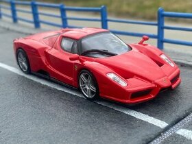 FERRARI krasne zberatelsky model na predaj. Mierka 1:43. - 2