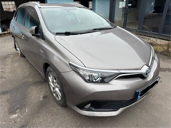 Toyota Auris 1.8 hybrid Po totálnej škode - 2