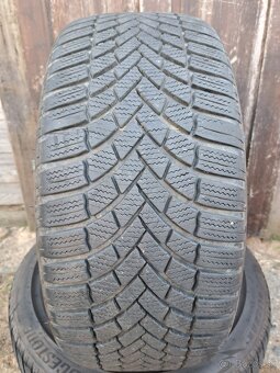 Predám 2 jazdené zimné pneumatiky Bridgestone 225/45 R17 - 2