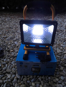 LED aku stavebný reflektor na 3x nabijatelnu bateriu - 2