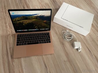 Predám APPLE MACBOOK AIR 13" 256GB (2019) ZLATÝ v krabici - 2