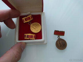 stare vojenske veci,kosele,kabat,medaila veterana,vyznamenan - 2