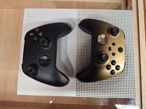 XBOX One S + 2x ovládač, 1x hra - 2