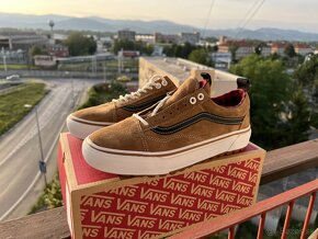 Vans. - 2