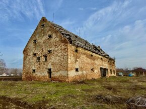 NA PREDAJ: Historická sýpka s veľkým pozemkom v obci Lipová  - 2