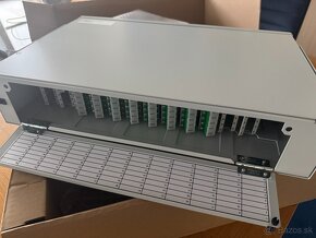 spliter SC_APC..1x64 rack mont 2U - 4ks - NOVÉ v org.balení - 2