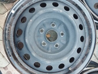 Toyota 16"5x114,3 ET 45 plechové disky - 2