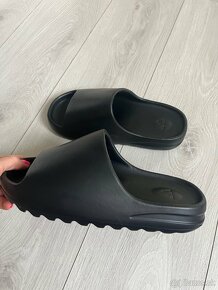 Pánske šľapky Adidas Yeezy - 2