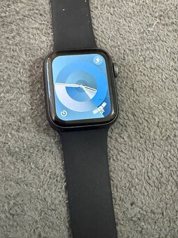 Predám Apple Watch SE 40mm Black malé známky používania. - 2