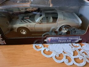 Model auta pontiac firebird 1979 1:18 - 2