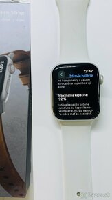 Predám Apple Watch Series 5 44mm Silver, White Sport Band - 2