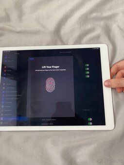 iPad Pro 12.9 (2. generácia), sivý. - 2