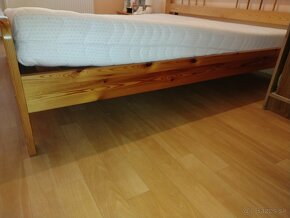 Drevená posteľ s matracmi - 2