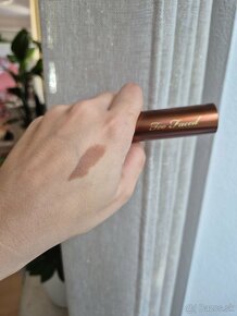 Too Faced konturovacia tyčinka - 2