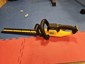 DeWalt DCMHT563N 55cm aku 18V nožnice na živý plot

 - 2