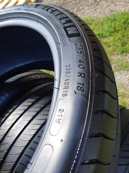 235/40 r18 - 2