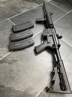 Samonabíjacia guľovnica AR-15 - 2