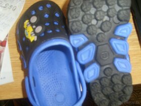 Plastová obuv modro-čiernej farby s aplikáciou auta - 2