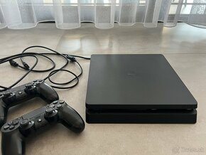 PS4 slim s 2 ovládačmi - 2