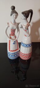 Holloháza stará porcelánová soška ženy v kroji - 2