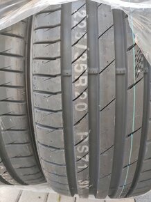 Pneu 225/35 R20 - 2