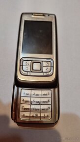 Nokia E65 s nabijackou - 2