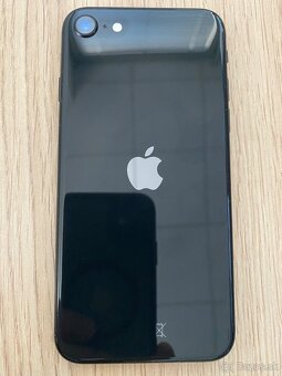 iPhone SE 2020 64 GB Black v top stave - 2